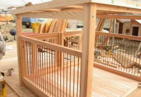 犬小屋サークル・ケージに、雨の日でも大丈夫なように屋根を付けました。